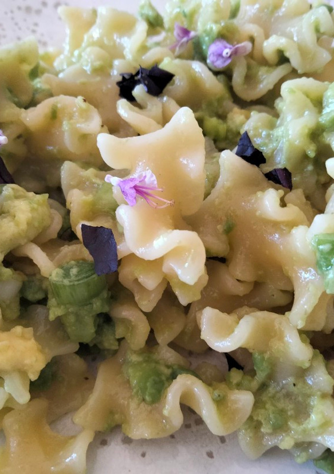 Una foto de Pasta con aguacate 🥑