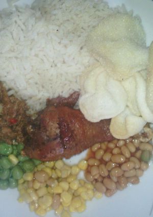 A picture of White Rice and Abykahuna Sauce with peppered saulted baked beans,sweet corn and green peas with driz.