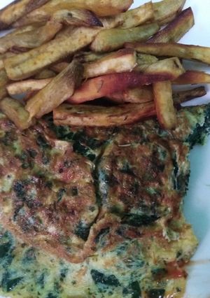 Una foto de Omelette de espinaca, y batatas al horno
