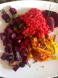 Una foto de Arroz rojo, con remolacha y verduras salteadas. #Mercado
