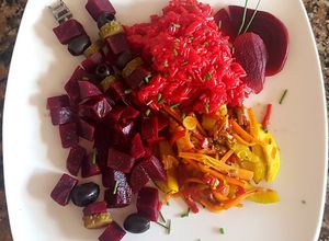 Una foto de Arroz rojo, con remolacha y verduras salteadas. #Mercado