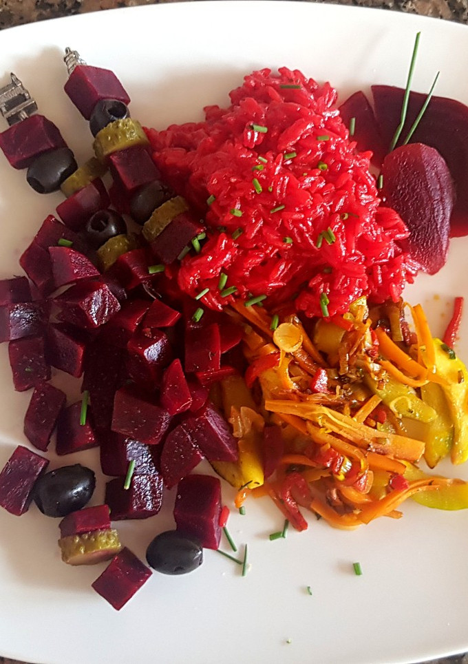 Una foto de Arroz rojo, con remolacha y verduras salteadas. #Mercado