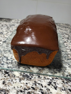 Una foto de Budín sin gluten con cobertura muy fácil y económica