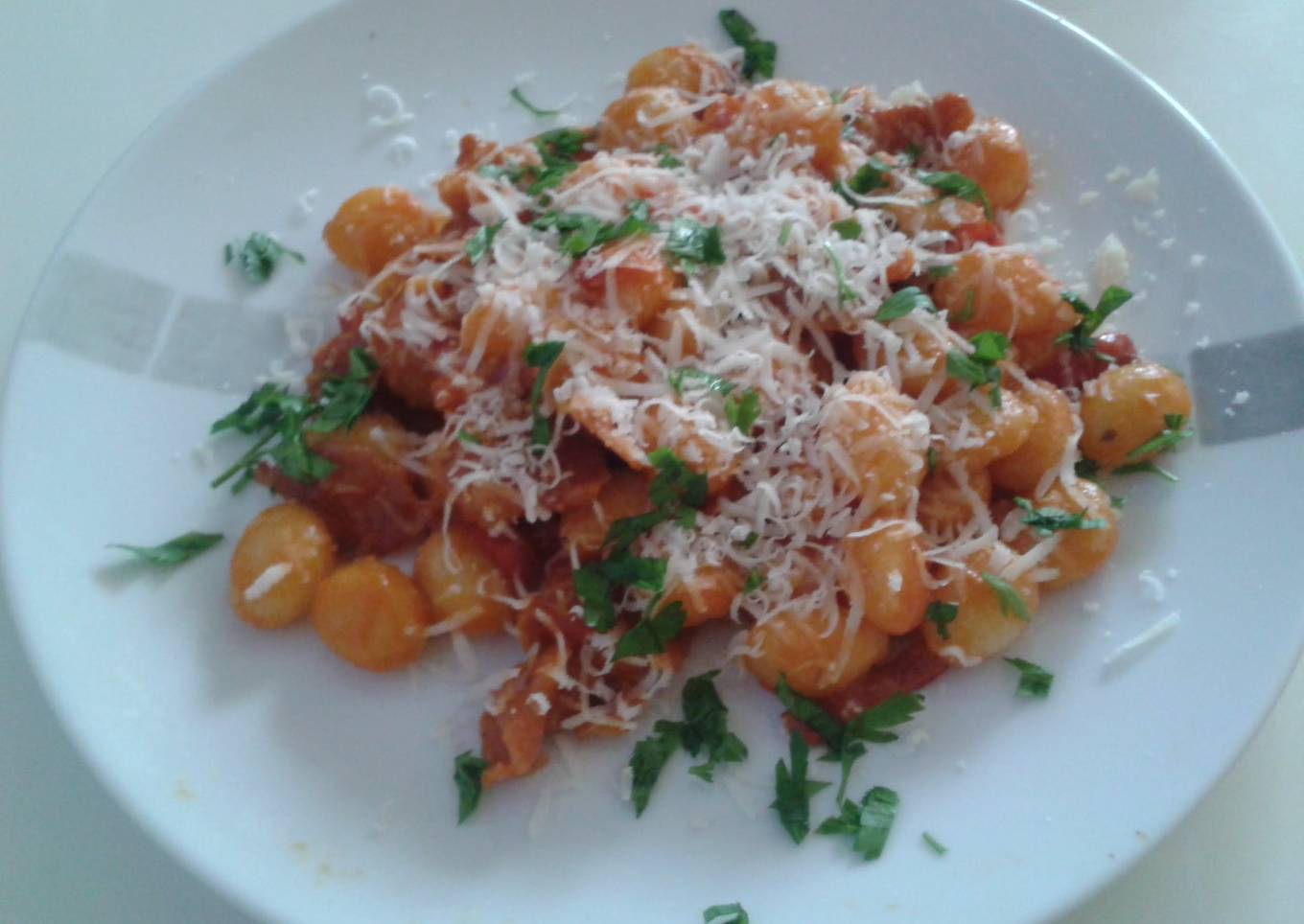 Gnocchi with red pepper and prosciutto