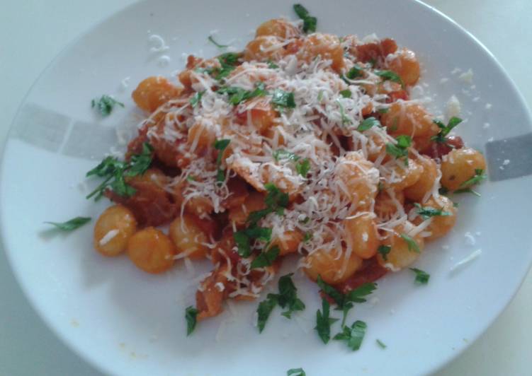 Gnocchi with red pepper and prosciutto