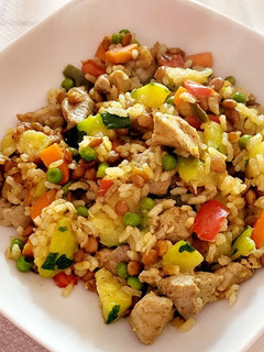 Una foto de Arroz con lentejas, solomillo y verduras al curry