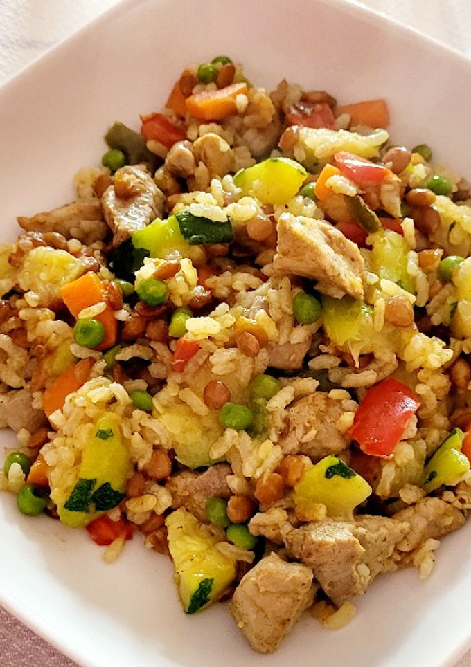 Una foto de Arroz con lentejas, solomillo y verduras al curry
