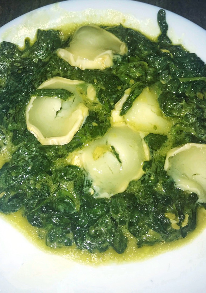 Una foto de Espinacas al ajillo con queso de cabra