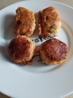 Una foto de Croquetas alargadas y redondas de arroz