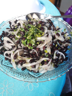 Una foto de Ensalada de porotos negros