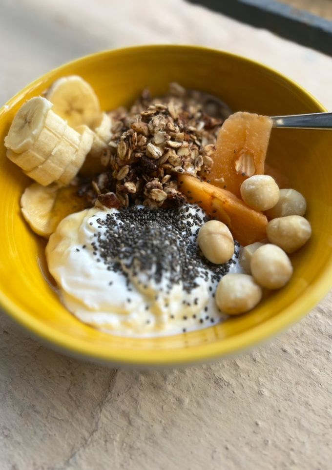 Una foto de Desayuno saludable y muy completo con nisperos