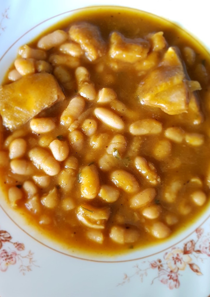 Una foto de Alubias blancas con bacalao en olla rápida
