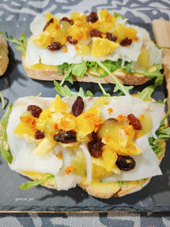 Una foto de Tosta de bacalao ahumado con naranja