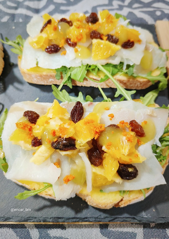 Una foto de Tosta de bacalao ahumado con naranja