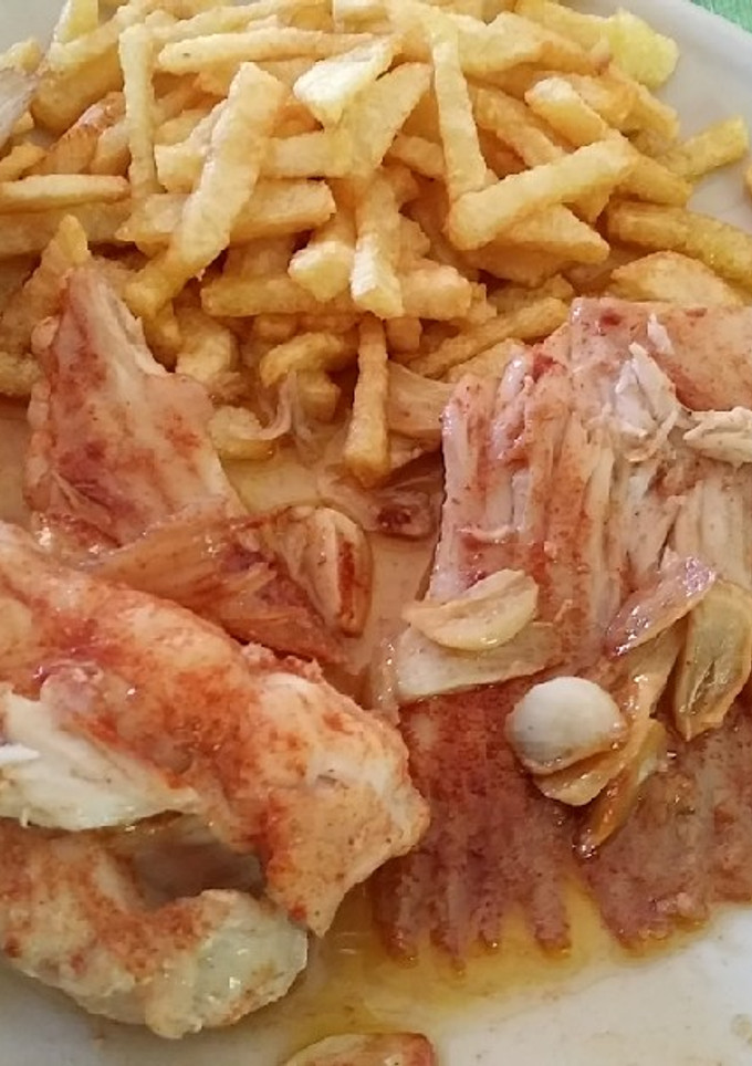 Una foto de Raya en salsa de pimentón
