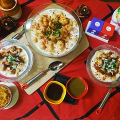 A picture of Dahi Fulki Chaat.
