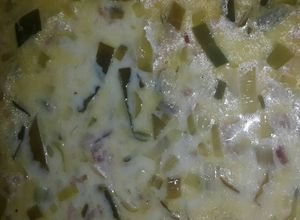 Una foto de Crema de ajoporro y tocineta para pasta