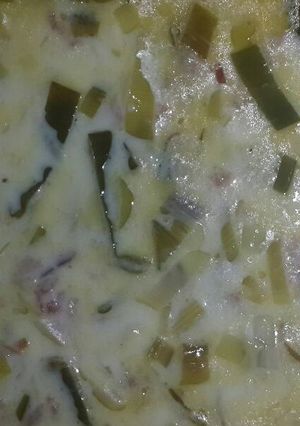 Una foto de Crema de ajoporro y tocineta para pasta