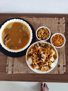 મિસળ પાઉં (Misal Pav Recipe in Gujarati) રેસીપી મુખ્ય ફોટો