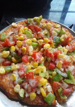 A picture of Kulcha paneer pizza.