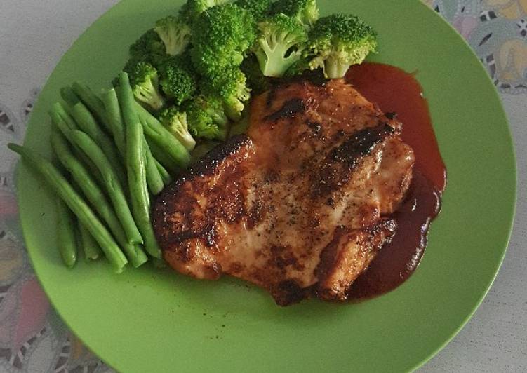 Pan fried chicken with broccoli and bean