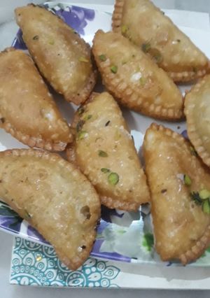 मावे की गुजिया (mawe ki gujiya recipe in Hindi) रेसिपी मुख्य फोटो