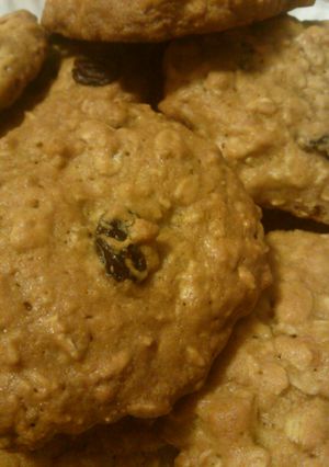 A picture of Oatmeal raisin cookies.