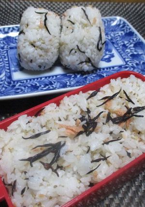 A picture of Salmon Flake and Hijiki Rice Balls for One.