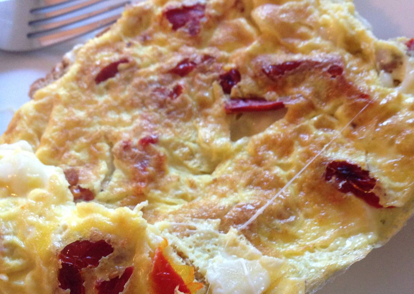 Dried tomatoes and Gruye omelette