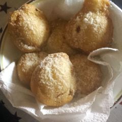 A picture of Fried Oreos;.