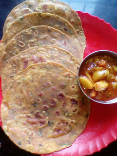 મસાલા થેપલા(Masala thepla Recipe In Gujarati) રેસીપી મુખ્ય ફોટો