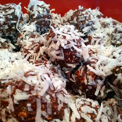 A picture of Whey protein balls.