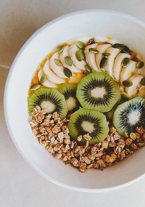 ટ્રોપિકલ‌ યોગર્ટ બાઉલ (Tropical Yogurt Bowl Recipe In Gujarati) રેસીપી મુખ્ય ફોટો