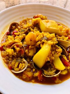 Una foto de Arroz con chocos, almejas y gambas 🥘🦑🦐