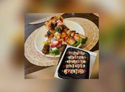 Una foto de brochetas de camaron