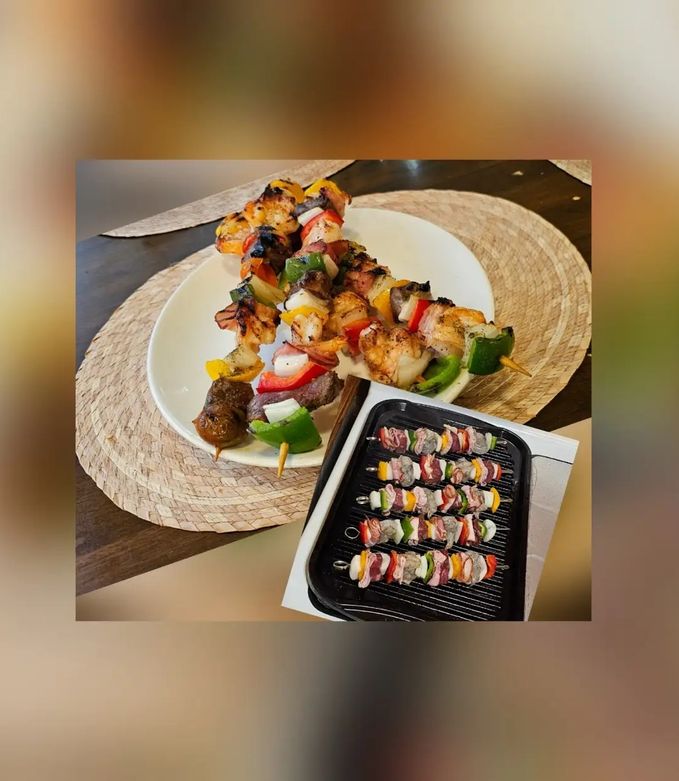 Una foto de Brochetas mar y tierra