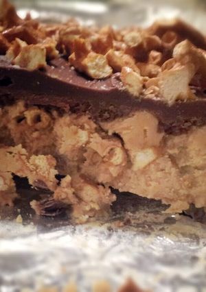 A picture of Curvygreek's Sweet & Salty PB Pretzel Bars.