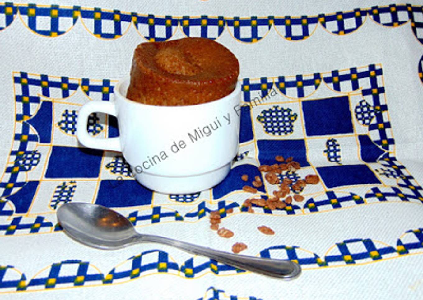 Bizcocho al microondas con Cola Cao y leche sin lactosa
