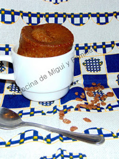 Una foto de Bizcocho al microondas con Cola Cao y leche sin lactosa