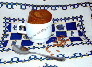 Una foto de Bizcocho al microondas con Cola Cao y leche sin lactosa 