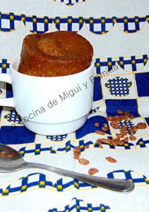 Una foto de Bizcocho al microondas con Cola Cao y leche sin lactosa 