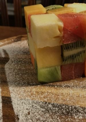 Gyümölcs saláta krokanttal recept fotója