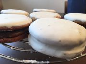 Una foto de alfajores glaseados