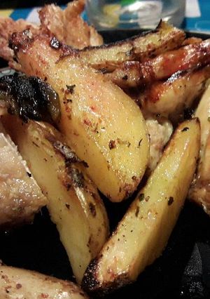 Una foto de Pollo al chimi con papas rústicas a la plancha