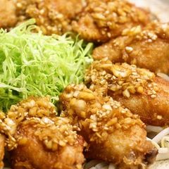 A picture of Yu Lin Chi with Chicken Wings.