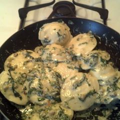A picture of Creamy garlic pesto sauce.