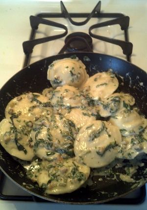 A picture of Creamy garlic pesto sauce.