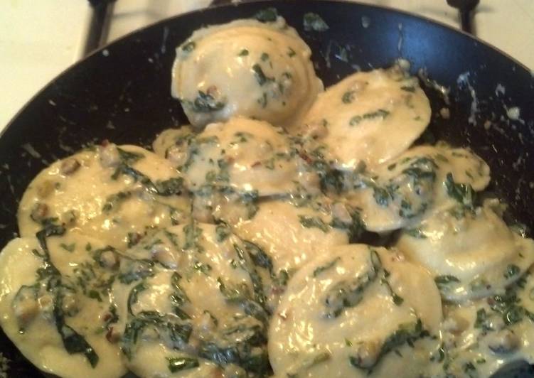 Creamy garlic pesto sauce Creamy garlic pesto sauce