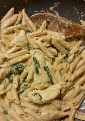 A picture of Chicken & Spinach Alfredo.