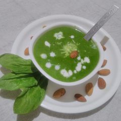 A picture of Creamy spinach almond soup.